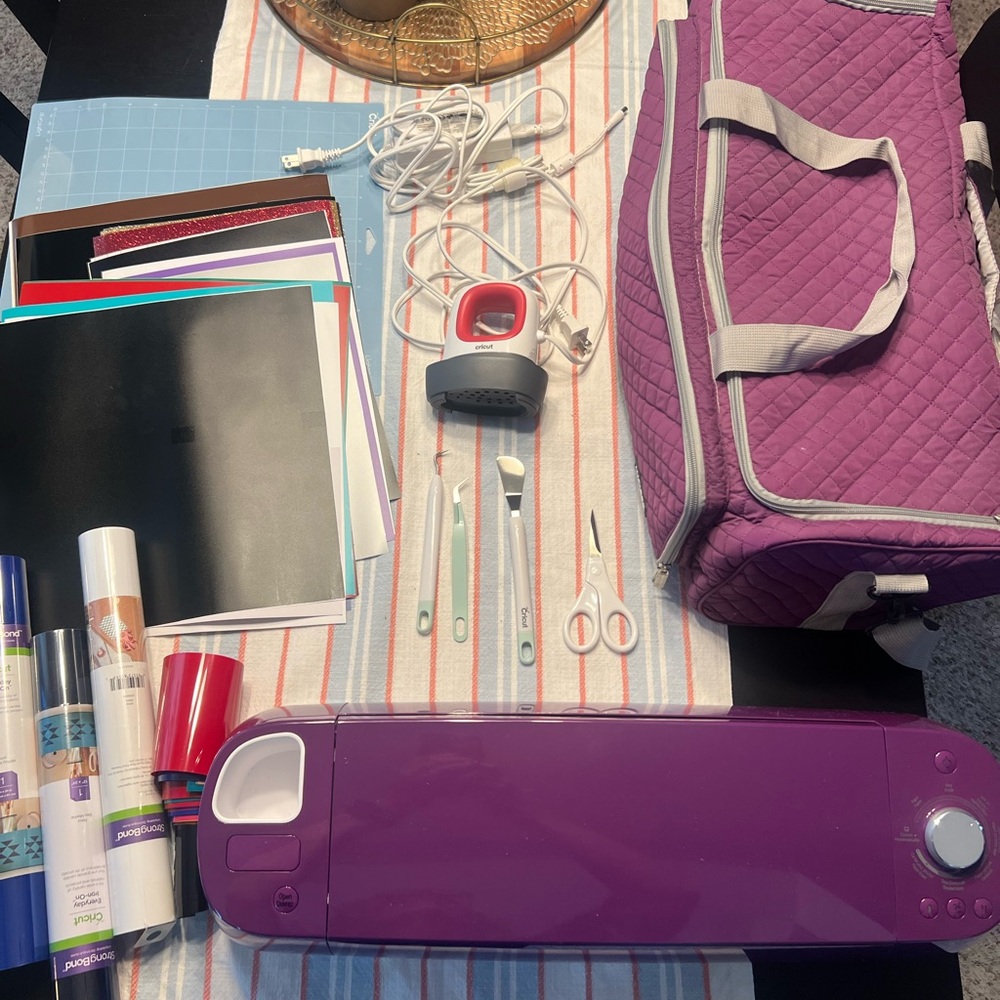 Cricut Explore Air 2 package with accessories